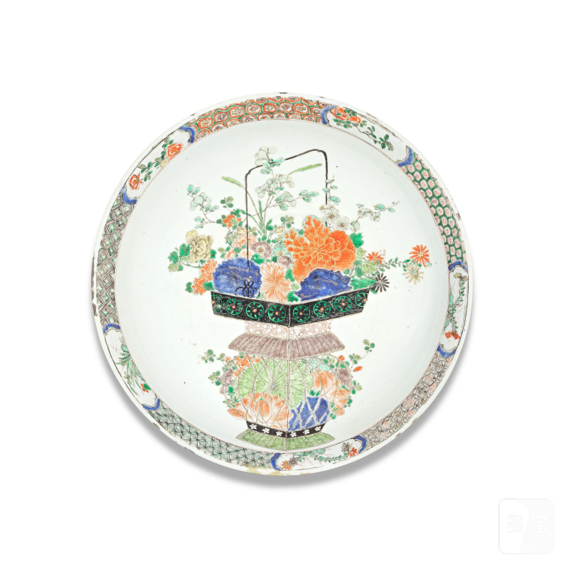 清康熙 五彩花籃圖盤及素三彩鸚鵡一對 | A FAMILLE VERTE 'FLOWER BASKET' DISH AND A PAIR OF BISCUIT MODELS OF PARROTS - 图5